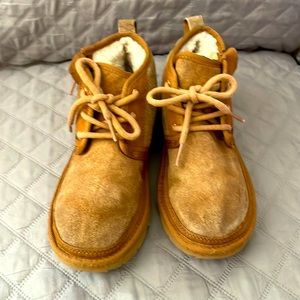 UGG Girls winter boots fleece lined sz 2 Tan suede. Very comfy.